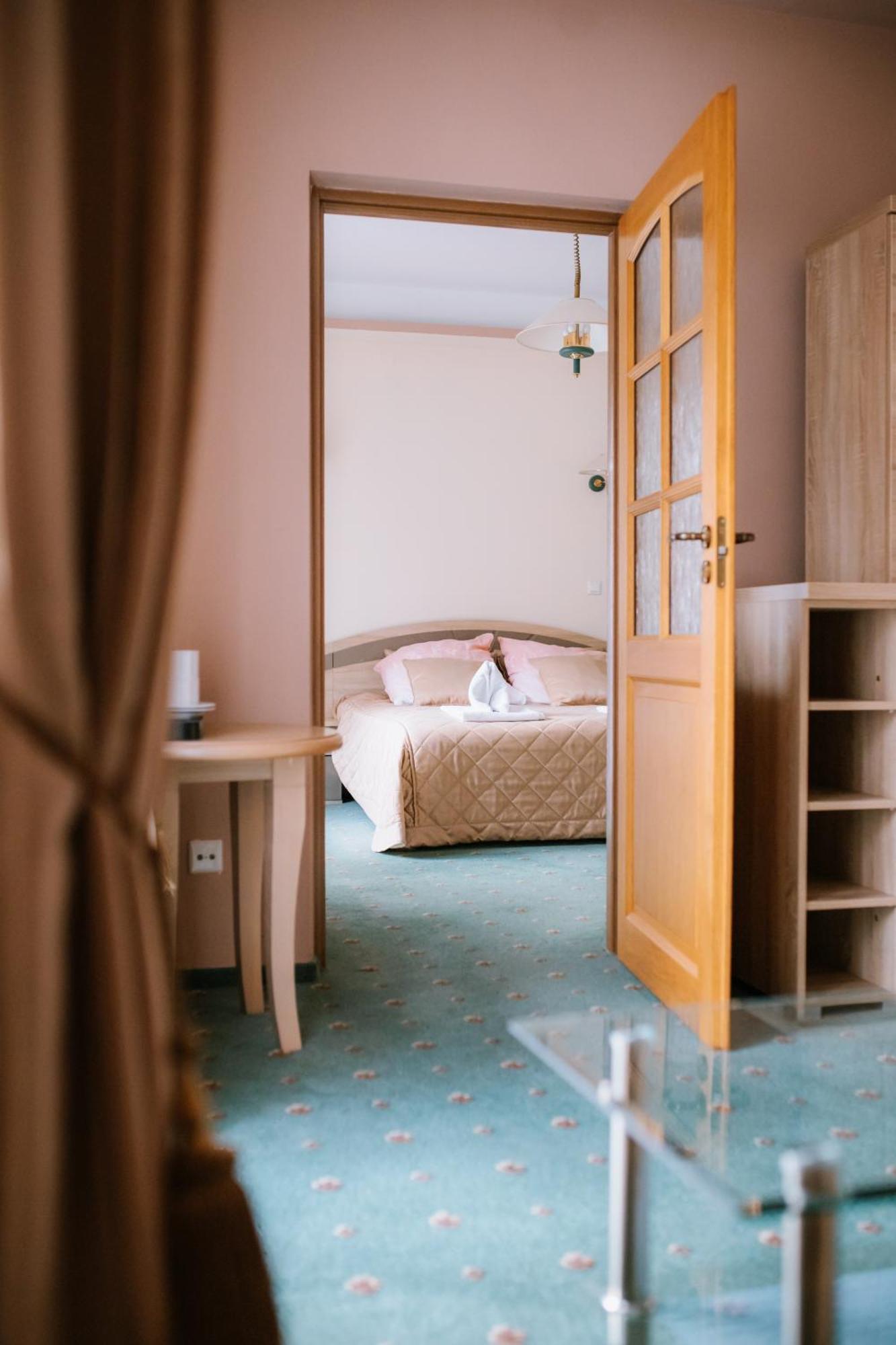 Hotel Osrodek Szkoleniowo Wypoczynkowy Roznow Exterior foto